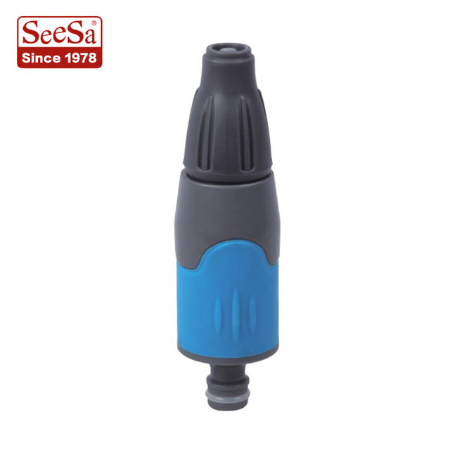 调整从雾到软管喷嘴的水枪以清洁庭院